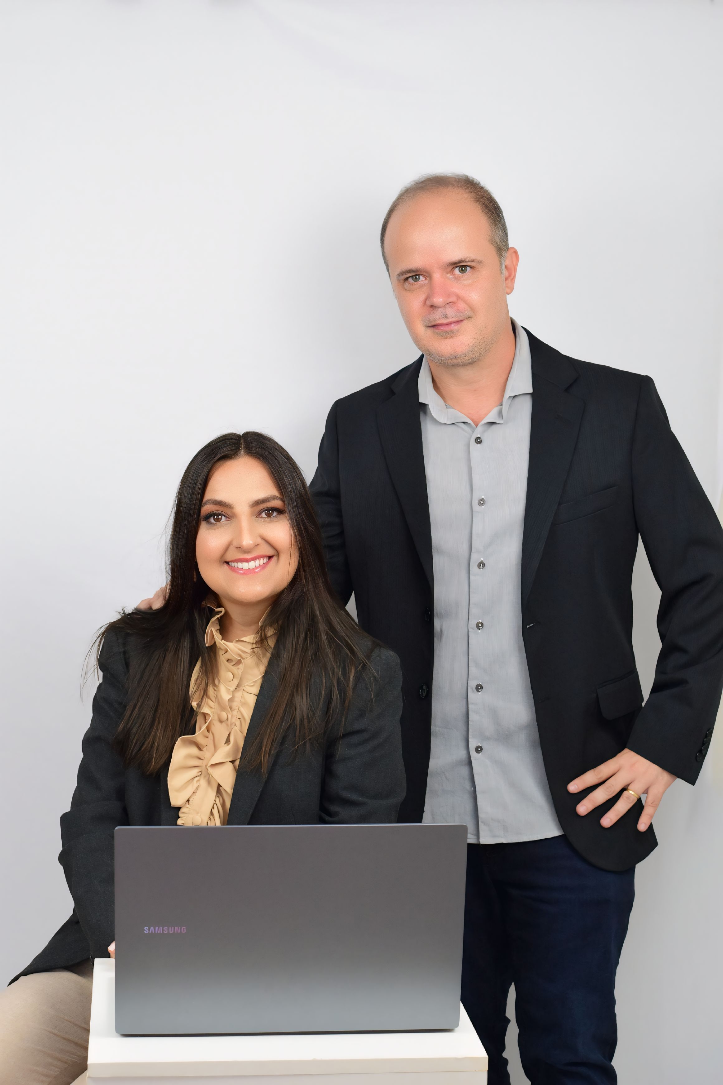 Fábio Silva e Suzana Silva sorrindo para fotos da seção 'Por que você precisa de nós? Soluções contábeis, gestão estratégica, qualidade'.